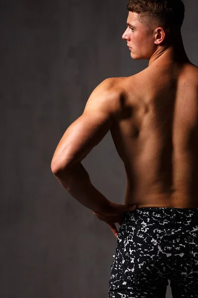 Bodybuilder Studiu Činkami Židle Holým Trupem Šedém Pozadí — Stock fotografie
