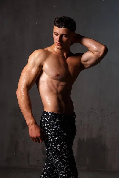 Bodybuilder Studio Dumbbells Chair Bare Torso Gray Background — Stock Photo, Image