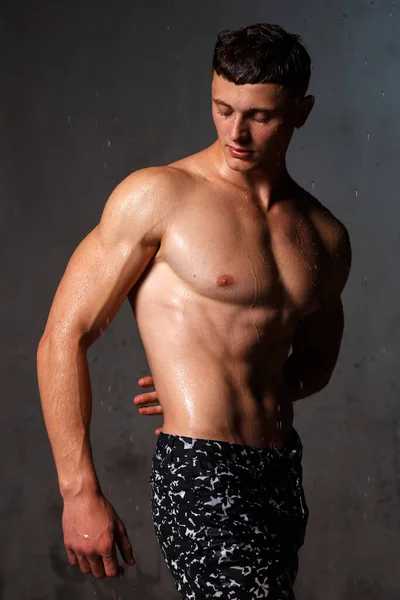 Bodybuilder Στούντιο Αλτήρες Και Καρέκλα Γυμνό Κορμό Γκρι Φόντο — Φωτογραφία Αρχείου