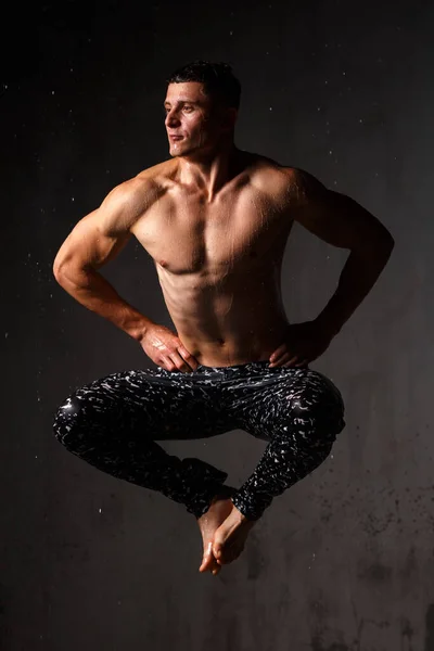 Bodybuilder Studio Met Halters Stoel Met Kale Romp Grijze Achtergrond — Stockfoto