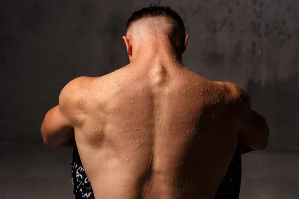 Bodybuilder Studio Met Halters Stoel Met Kale Romp Grijze Achtergrond — Stockfoto
