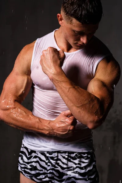Culturista Hace Alarde Sus Músculos Figura Estudio Bajo Lluvia —  Fotos de Stock