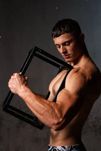 Bodybuilder Flaunts His Muscles Figure Studio Rain — Stock Photo, Image