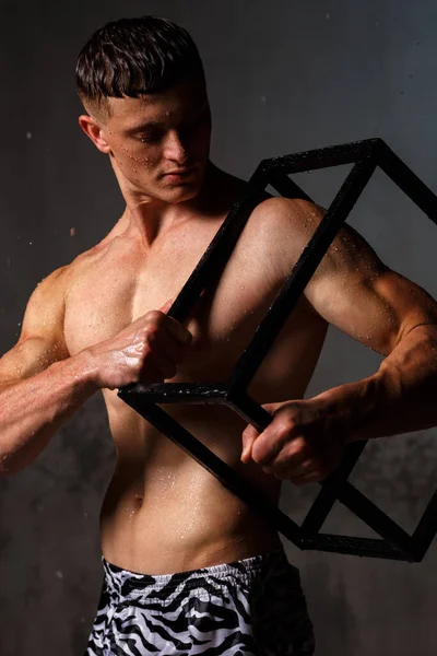 Bodybuilder Επιδεικνύει Τους Μυς Του Και Την Εικόνα Στο Στούντιο — Φωτογραφία Αρχείου