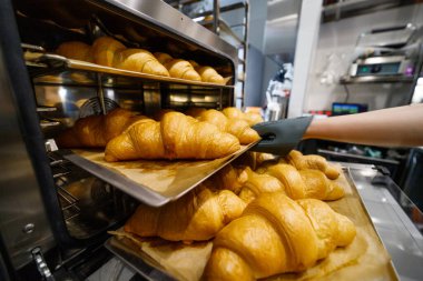 Kruvasanlar fırından çıkar çıkmaz tezgahın üstünde..