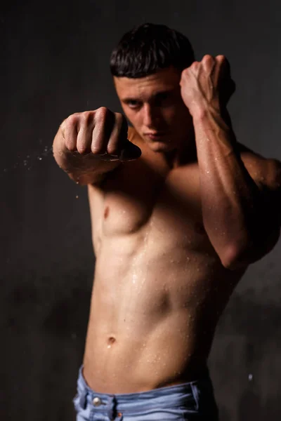 Culturista Hace Alarde Sus Músculos Figura Estudio Bajo Lluvia —  Fotos de Stock
