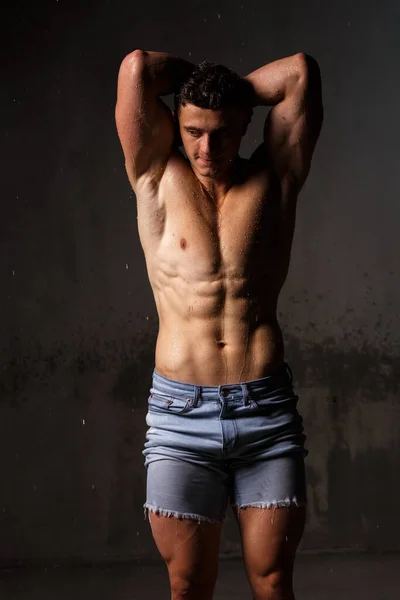 Bodybuilder Affiche Ses Muscles Figure Dans Studio Sous Pluie — Photo