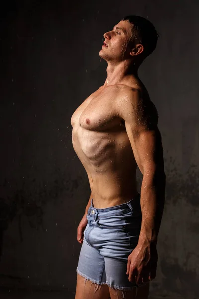 Fisiculturista Ostenta Seus Músculos Figura Estúdio Chuva — Fotografia de Stock