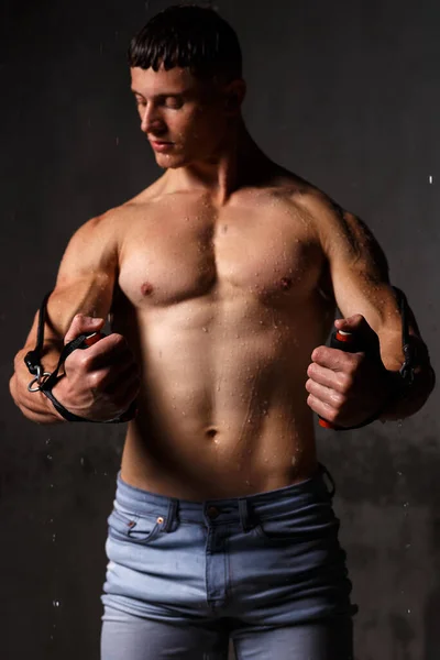 Bodybuilder Stoltserar Med Musklerna Och Figurerar Studion Regnet — Stockfoto