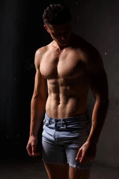 Bodybuilder Affiche Ses Muscles Figure Dans Studio Sous Pluie — Photo