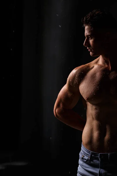 Bodybuilder Flaunts His Muscles Figure Studio Rain — Stock Photo, Image