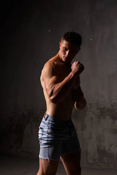 Bodybuilder Pronkt Met Zijn Spieren Figuur Studio Regen — Stockfoto