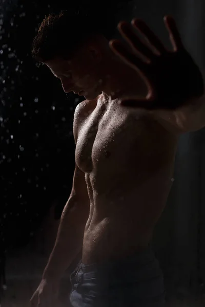 健美运动员在雨中炫耀自己的肌肉和身材 — 图库照片
