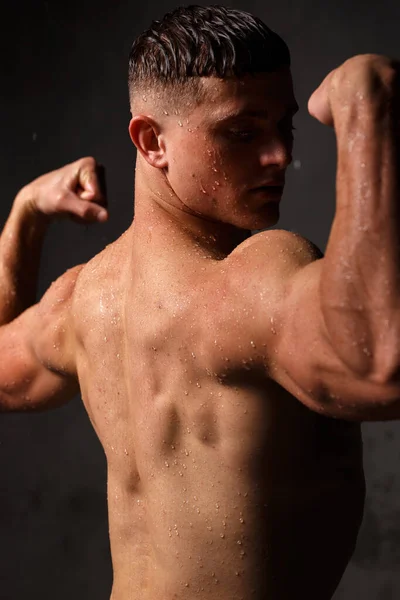 Bodybuilder Lässt Muskeln Und Figur Studio Regen Zur Schau Stellen — Stockfoto