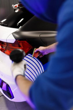 Araba boyama, renk değiştirme, detay verme, koruyucu film. Ticari amaçlar için araba yapıştırmak