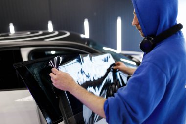 Araba boyama, renk değiştirme, detay verme, koruyucu film. Ticari amaçlar için araba yapıştırmak