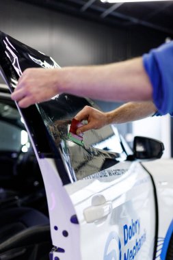 Araba boyama, renk değiştirme, detay verme, koruyucu film. Ticari amaçlar için araba yapıştırmak