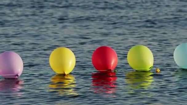 Śmieszne Kolorowe Balony Wodzie Morskiej — Wideo stockowe