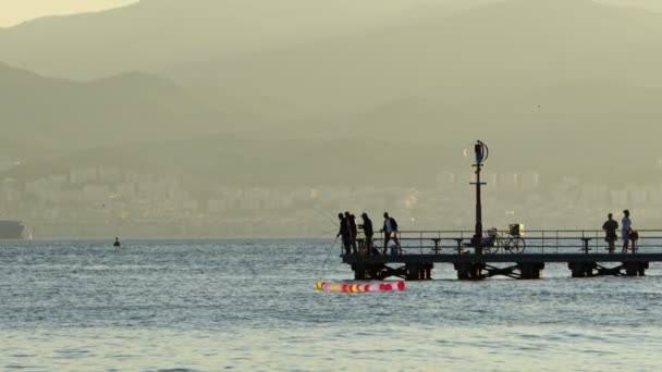 Grappige Kleurrijke Ballonnen Het Water Van Zee Mensen Vissen Silhouet — Stockvideo