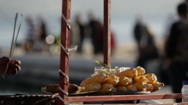 Tezgahta kızarmış mısır..