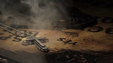 Hıristiyan dini sembolü Cross ve Ouija cadı tahtası