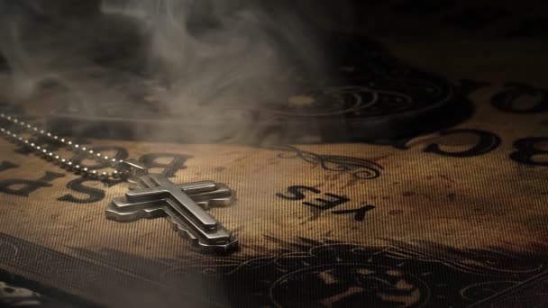 Hıristiyan Dini Sembolü Cross Ouija Cadı Tahtası — Stok video
