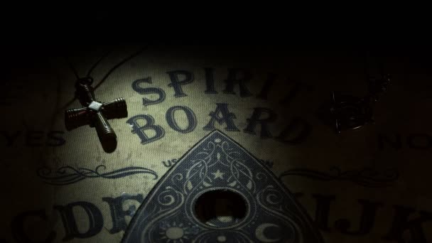Χριστιανικό Σύμβολο Θρησκεία Σταυρός Και Ouija Witch Board — Αρχείο Βίντεο