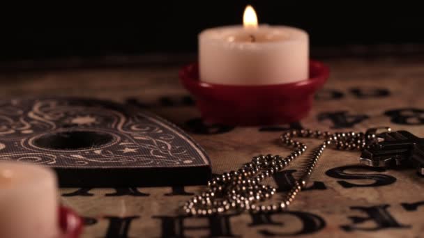 Symbol Religii Chrześcijańskiej Krzyż Tablica Czarownic Ouija Świetle Świecy — Wideo stockowe