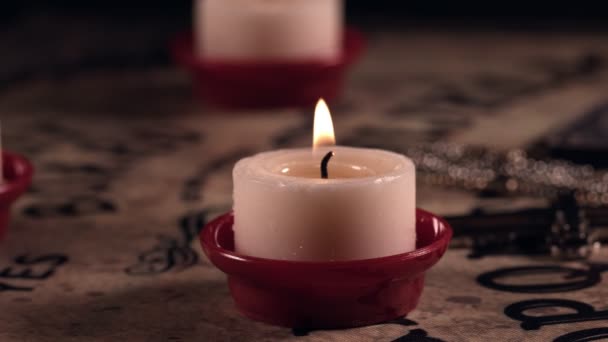 Christliches Religionssymbol Kreuz Und Ouija Hexentafel Kerzenschein — Stockvideo