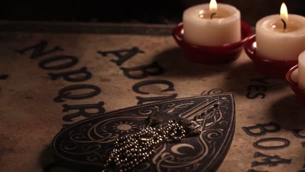 Símbolo Religião Cristã Cruz Ouija Witch Board Luz Vela — Vídeo de Stock