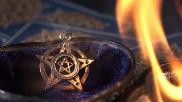Σύμβολο Pentagram Και Φλόγες Πυρκαγιάς — Αρχείο Βίντεο