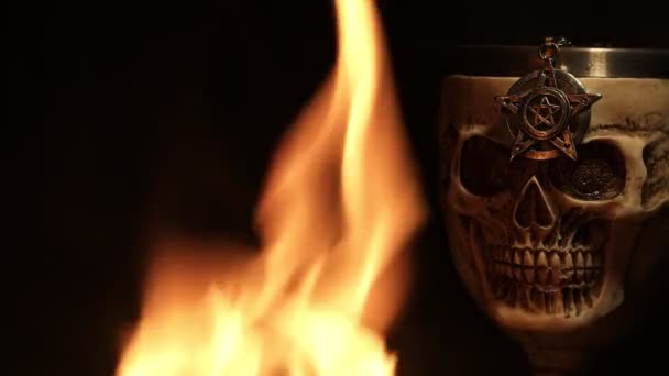 Kafatası Ateş Alevleri Üzerine Pentagram Sembolü — Stok video