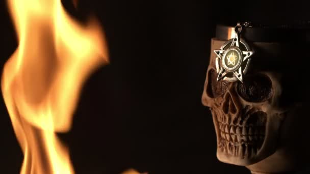 Σύμβολο Pentagram Στο Κεφάλι Κρανίο Και Φωτιά Φλόγες — Αρχείο Βίντεο