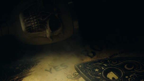 Kepala Tengkorak Dan Dewan Penyihir Ouija — Stok Video