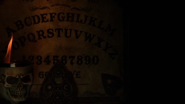 Cabeça Caveira Placa Bruxa Ouija — Vídeo de Stock