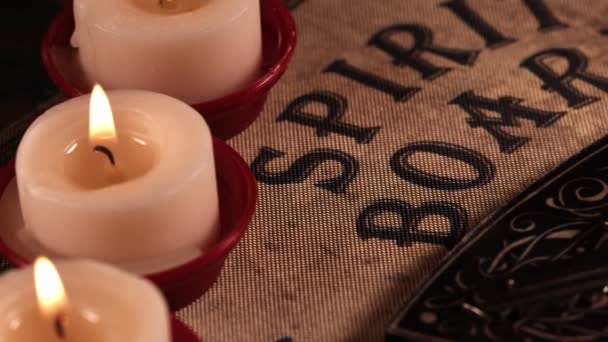 Die Spirituelle Ouija Tafel Der Hexerei Kerzenschein — Stockvideo