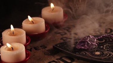 Mum Işığındaki Ruhsal Büyücülük Ouija Tahtası 