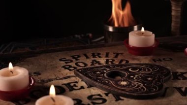 Mum Işığındaki Ruhsal Büyücülük Ouija Tahtası 
