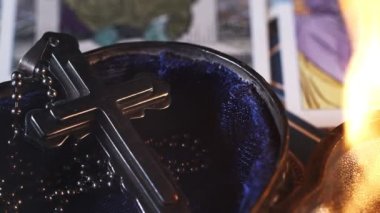 Hıristiyan Dini Sembol Çapraz ve Ateş Alevleri