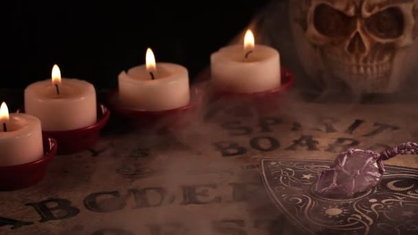 Πνευματικός Πίνακας Ouija Μαγείας Στο Φως Κεριών — Αρχείο Βίντεο