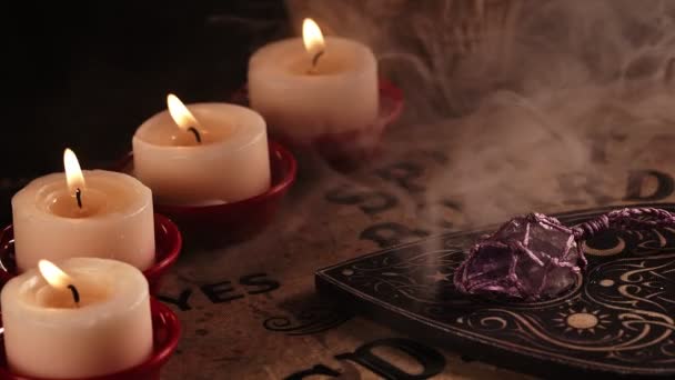 キャンドルライトの精神的な魔女Ouijaボード — ストック動画