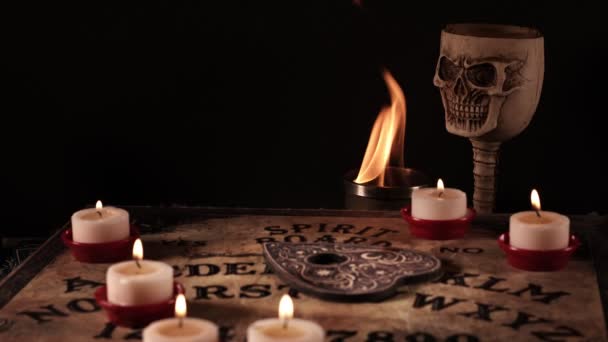 Duchovní Čarodějnictví Ouija Board Světle Svíček — Stock video