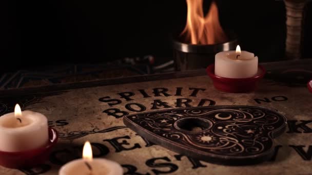 Mum Işığındaki Ruhsal Büyücülük Ouija Tahtası — Stok video