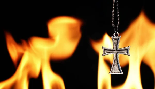 Χριστιανική Θρησκεία Σύμβολο Σταυρός Στις Φλόγες Φωτιά — Φωτογραφία Αρχείου
