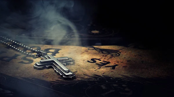 Ouija魔女ボード上のキリスト教のシンボルクロス写真 — ストック写真
