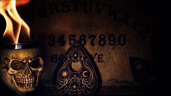 Ouija Witch Board Και Κεφάλι Κρανίο Στη Φωτιά Φωτογραφία — Φωτογραφία Αρχείου