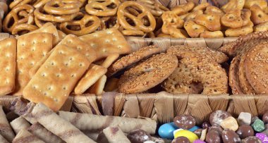 Lezzetli atıştırmalıkların tuzlu ve tatlı karışımı.