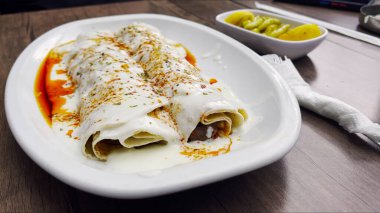 Geleneksel Türk Et Gıda Tantuni Paketi Yoğurt ve Baharatla servis edildi