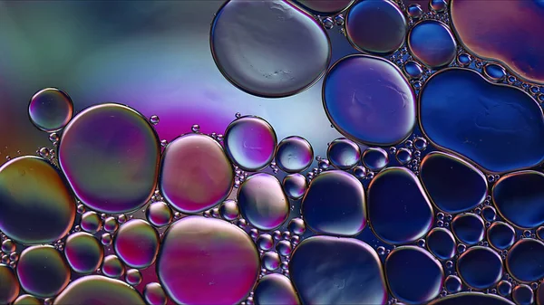 彩色食品油滴水泡和球体在水面上流动的宏观摄影 — 图库照片
