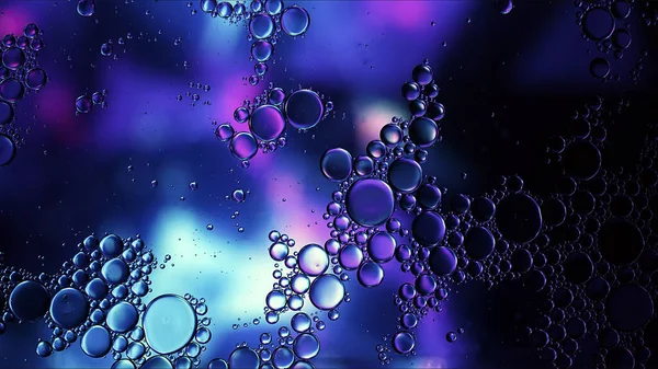 彩色食品油滴水泡和球体在水面上流动的宏观摄影 免版税图库照片